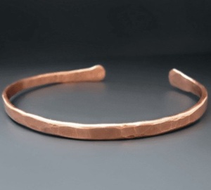 Brazalete Artesanal de Cobre con Detalle Magnético y Acabado a Mano para Hombres y Mujeres, Joyería de Moda, Pulseras con Dijes - Product Image 1