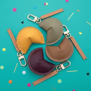 Llavero de piel sintética con diseño de galleta de la fortuna, amuleto de la suerte, accesorio de moda para llaves de coche, ideal para regalos. - Product Image 1
