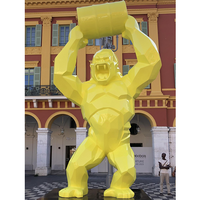 Grande sculpture en fibre de verre d'animaux pour la décoration des centres commerciaux, statues personnalisées en résine de King Kong, sculpture de gorille rouge