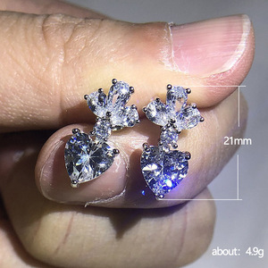 Orecchini Pendenti a Cuore con Zirconia Cubica, Eleganti e Raffinati Ornamenti per le Orecchie da Donna - Product Image 5