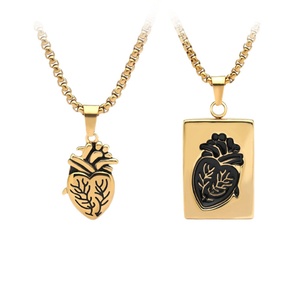 Collares de Pareja Modernos Chapados en Oro, Cuentas en Forma de Corazón de Acero Inoxidable y Colgantes Estilo Rock con Forma de Mariposa en Stock - Product Image 5