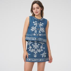 Conjunto de Dos Piezas de Alta Calidad al por Mayor, Top sin Mangas con Bordado Personalizado y Minifalda - Product Image 1