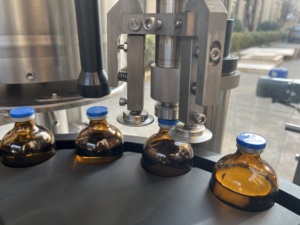 Máquina Automática para Llenado, Tapado y Sellado de Viales, Línea de Llenado de Líquidos para Botellas de 2-200 ml con 4 Boquillas - Product Image 4