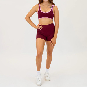Soutien-gorge de sport et de yoga personnalisé en gros, bicolore <span class=keywords><strong>Cabernet</strong></span> avec bordure rose contrastante, fines bretelles doubles, maintien léger, coussinets amovibles - Product Image 4