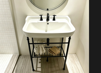 Meuble de salle de bain personnalisé avec pieds de console, base noire, cadre robuste et support de comptoir sur pied