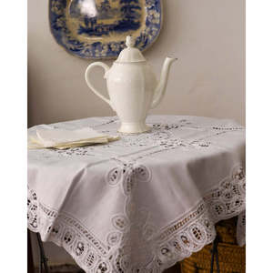 Tovaglia Quadrata in Pizzo Rinascimentale 84x84 cm, Ricamo Fatto a Mano, Lino Bianco Puro con 4 Tovaglioli - Product Image 2