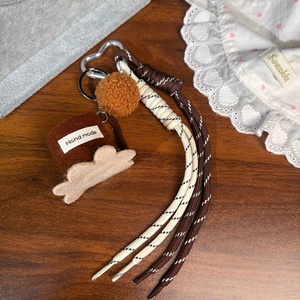 Wholesale Portable Heart Carabiner Keychains Eco-friendly 3D Doll Special Grandmother <b>Birthday</b> <b>Gift</b> Plush <b>Grandma</b> Hat Keychains - Product Image 3