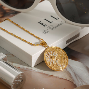 Collier Pendentif Rond Soleil Lune Étoile en Acier Inoxydable Plaqué Or 18K, Breloque Thème Incrustée de Diamants, Bijou Cadeau - Product Image 3