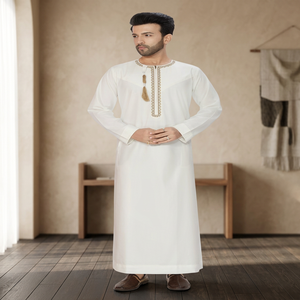 Thobe blanc brodé pour homme, manches longues, col rond, détails à pompons, longueur au sol, robe de prière traditionnelle arabe Jubba - Product Image 1