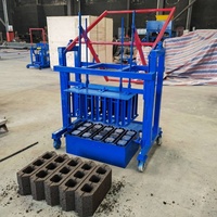 Machine manuelle de fabrication de briques de terre compactée emboîtables pour pavés en Zambie