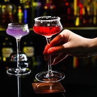 Verres à cocktail Margarita transparents côtelés à long pied et courbés pour bar, vente en gros