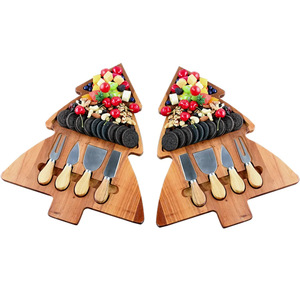Tabla de cortar de madera con forma de árbol de Navidad, tabla de queso de madera maciza con juego de cuchillo y tenedor para servir postres y embutidos. - Product Image 3