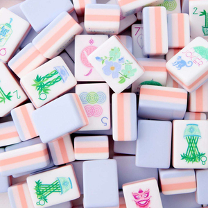 Jeu de tuiles de mahjong américain en acrylique vert clair de haute qualité à 4 couches, design moderne et luxueux pour les joueurs de casino et de <span class=keywords><strong>poker</strong></span> - Product Image 1