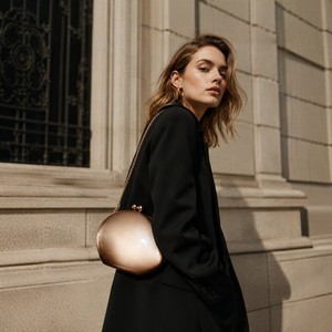 Pochette élégante en résine demi-lune avec fermeture à bouton doré pour soirée, sac à main avec chaîne détachable, sac de soirée pour femme - Product Image 5