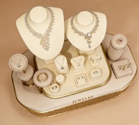 Ensemble de présentoirs à bijoux en velours beige de luxe, buste pour collier avec base en grille métallique dorée pour bijoux haut de gamme