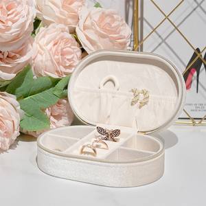 Caja de Joyería de Terciopelo con Cierre Ovalado y Logotipo Personalizado, 15x10x5cm, para Guardar Aretes y Collares, Marca Elequeen - Product Image 1