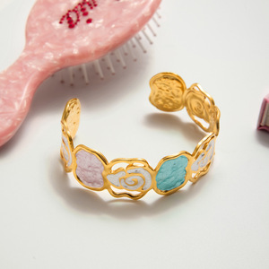 กำไลข้อมือลายฉลุดอกไม้ ชุบทอง 18K สแตนเลสสตีล เครื่องประดับผู้หญิง ดีไซน์ดอกกุหลาบอันละเอียดอ่อน - Product Image 4