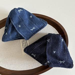 Pince à cheveux vintage en tissu brodé style western, motif triangle et requin - Product Image 1