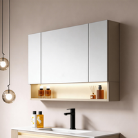 Ensemble de meubles de salle de bain moderne avec meuble sous-vasque simple doré, système de rangement mural et étagère ouverte éclairée