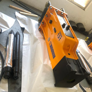 Martillo Hidráulico SOOSAN SB121 Tipo Silencioso para Demolición de Roca y Hormigón con Repuestos y 1 Año de Garantía para Excavadoras - Product Image 1