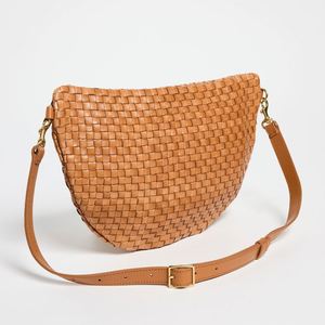 Bolso de Cintura Extra Grande Personalizado para Mujer, de Cuero Vegano Marrón con Patrón Tejido, Cierre de Cremallera, Elegante Bolso Bandolera - Product Image 2