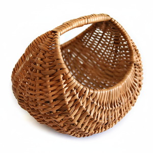AK Panier en rotin au design attrayant en laiton avec poignée supérieure de couleur bois naturel pour les accents de décoration pour la maison et l'hôtel - Product Image 1