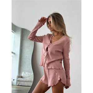 VOIKERDR Conjunto de 2 piezas para mujer, top de manga larga con volantes y pantalones cortos con volantes para uso diario - Product Image 2