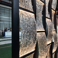 Cloison en verre trempé à texture aquatique rétroéclairée par LED personnalisée, cadre en métal noir, écran décoratif minimaliste de luxe léger, étanche