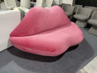 Sofá Icónico con Forma de Labios Rojos, Sofá de Terciopelo de Lujo, Estilo Pop Art Posmoderno, para Boutique de Moda o Estudio