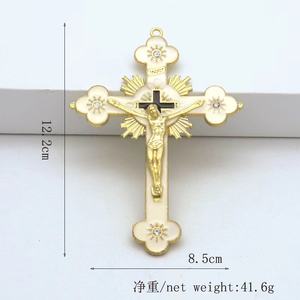 هدية معلقة على الجدار المسيحي صليب يسوع الذهبي بحجم كبير ، × 85 ، هدية صليب كاثوليكي أحمر أبيض من المينا بالجملة - Product Image 3