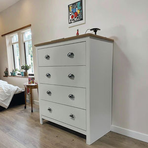 طاولة جانبية خشبية بيضاء E1 بأربعة أدراج، خزانة جانبية، كومودينو، أثاث غرفة النوم، طاولة لغرفة المعيشة، خزانة أدراج - Product Image 6