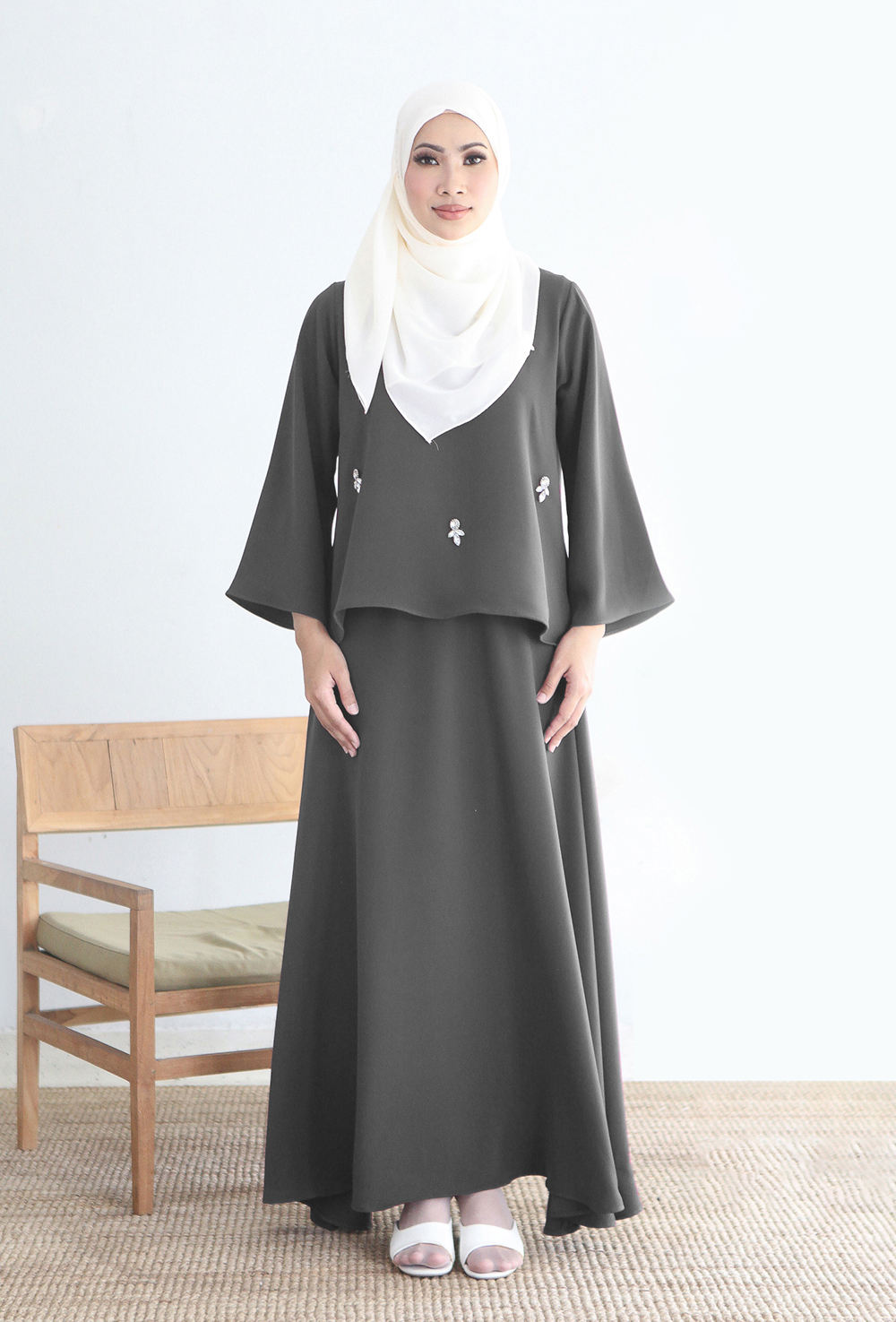 สีเทาเข้ม