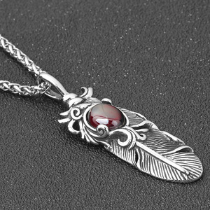 Colgante de acero inoxidable con diseño de pluma y bisel de piedra preciosa roja para hombre, collar de moda. - Product Image 5