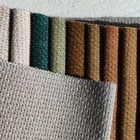 Tissu d'ameublement en chenille 100% polyester doux, tissé uni, 385 GSM, résistant aux déchirures et aux taches, couleurs personnalisées pour canapé