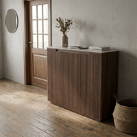 Meuble à chaussures moderne minimaliste cannelé avec plateau en pierre frittée et placage noyer, sans poignées, pour hall d'entrée