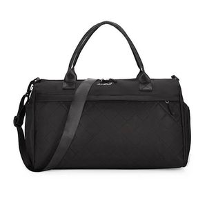 Muestra gratuita de bolsa deportiva de fútbol de poliéster rojo 320d de lujo hecha a mano para impresión por sublimación - Product Image 2