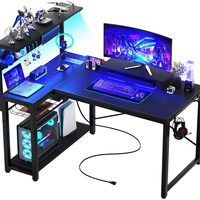 Bureau de jeu compact en fibre de carbone noir avec étagères réversibles, support d'ordinateur LED en forme de L réglable, prises de courant
