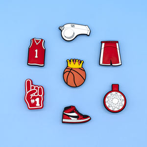 Usine personnalisée 2D PVC caoutchouc souple <span class=keywords><strong>pendentif</strong></span> <span class=keywords><strong>jeux</strong></span> <span class=keywords><strong>de</strong></span> sport décor sabot breloques balles <span class=keywords><strong>de</strong></span> basket-ball chaussures breloques - Product Image 2