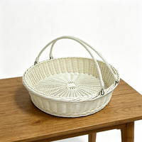 Witte kunststof rieten fruitmand met handvatten, herbruikbare opbergmand voor keuken, huis, eettafel, voedselservering en organisatie.