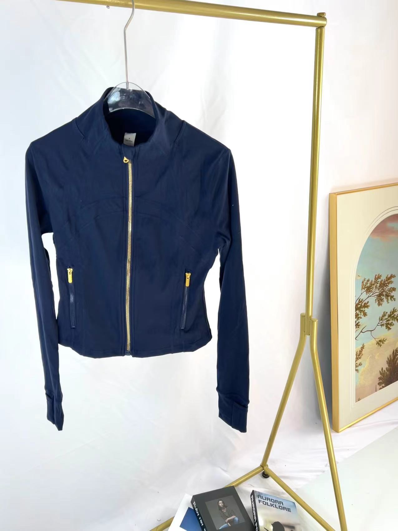 Veste courte bleu marine à fermeture éclair dorée
