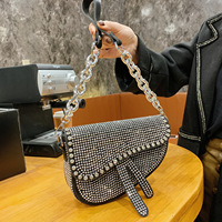 Neueste Großhandels-Luxus-Umhängetaschen in Sattelform mit Diamanten, Strass, Buchstaben, Federn und Ketten für Damen, ideal für Reisen