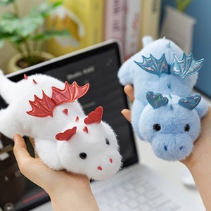 Vente en gros usine : Charme en peluche dinosaure bleu doux et moelleux, <span class=keywords><strong>Dragon</strong></span> ailé brillant, Accessoire de sac, Cadeau de fêtes pour garçons - Product Image 3