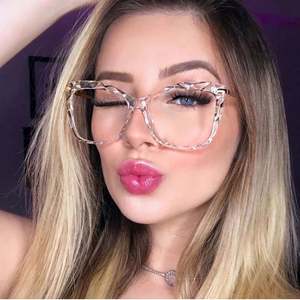 Gafas de Moda 2020 con Montura Metálica y Bisagras de Resorte, Transparentes, Rosadas, TR90, Estilo Ojo de Gato para Mujer, con Protección Anti Luz Azul - Product Image 1