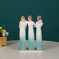 Statuette en résine moderne et créative de trois sœurs s'embrassant, avec robe dégradée, pour décoration de table intérieure