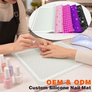 Tapis de bureau pliable antidérapant en silicone souple de grande taille pour l'entraînement des ongles, fabriqué sur mesure par LA Manufacturer, pour outils de beauté et de nail art - Product Image 1