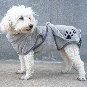 Peignoir pour chien en polaire corail gris, absorbant et chaud, pour animaux de compagnie, utilisation automne-hiver - Product Image 1