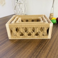 Boîte en bois artisanale avec détails tissés en corde de coton robuste et décorative pour le stockage quotidien à la maison en forme de rectangle
