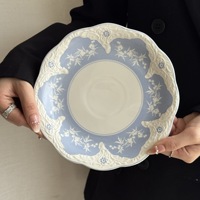 Assiette de Dîner en Céramique Vintage Bleue et Blanche Gaufrée, Bord Ondulé, Motif Floral, pour Usage Domestique et Traiteur – Vente en Gros