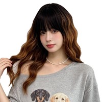 Perruque complète pour femme, style naturel, franges effilées, boucles soyeuses mates couleur rose, franges mi-longues, couches d'air, fabriquée à la machine