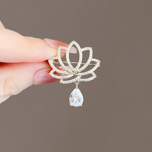 Broche en forma de V de cristal de lujo al por mayor, joyería de aleación de estilo europeo para niños, accesorios decorativos para ropa de boda - Product Image 6